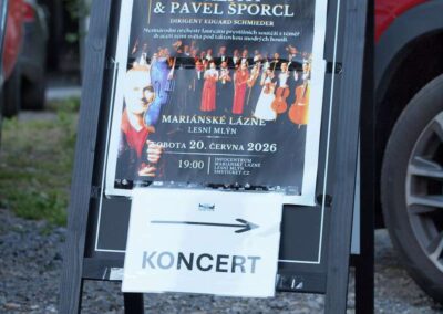 Concert poster for iPalpiti & Pavel Šporcl in Mariánské Lázně, June 20, 2026, with KONCERT arrow sign on A-frame stand